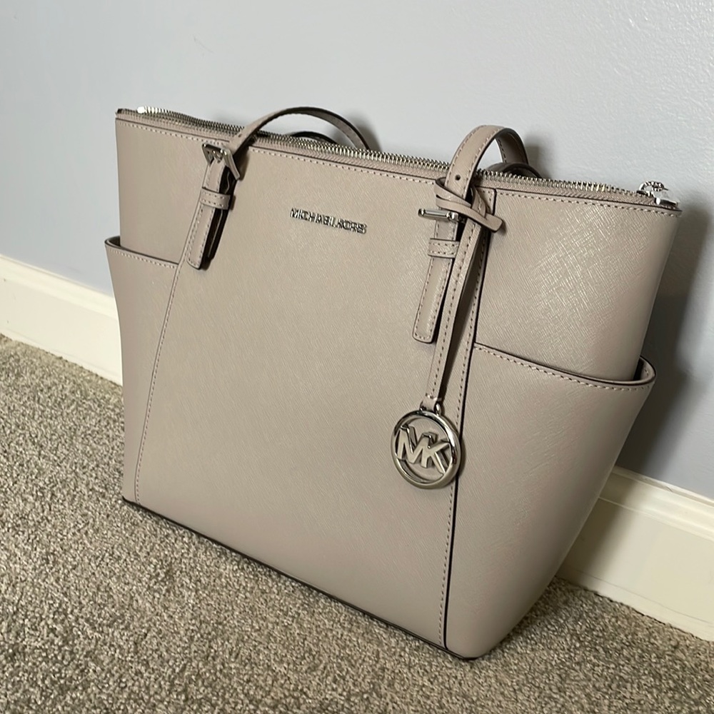 ☑️Like New w/ 🏷☑️ - Pearl Grey Michael Kors MK Tote - ABSOLUTELY STUNNING 😍